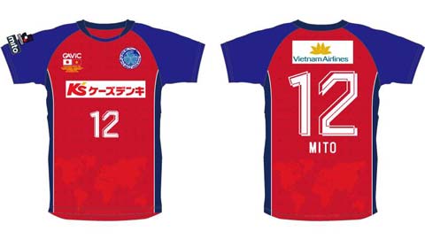 Mito Hollyhock mặc màu áo ĐT Việt Nam đấu Yokohama FC