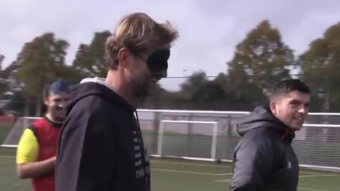 HLV Klopp bịt mắt sút pen chuẩn xác