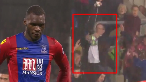 Hài hước: Benteke sút trượt pen trúng ngay CĐV trên khán đài