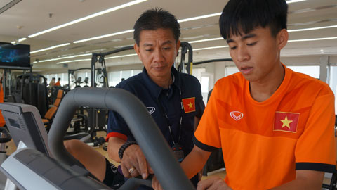 Đột nhập phòng tập của U19 Việt Nam tại Bahrain