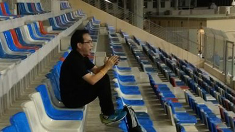 CĐV người Thái gốc Việt một mình cổ vũ U19 Việt Nam suốt 90 phút