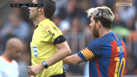 Messi chơi tiểu xảo với trọng tài?