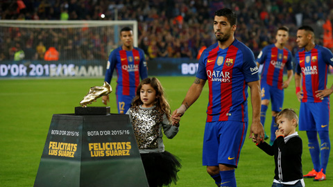 Khoảnh khắc Luis Suarez cùng 2 con với danh hiệu Chiếc giày vàng