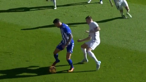 Sao Alaves xoay compa kiểu Zidane để qua mặt Toni Kroos 