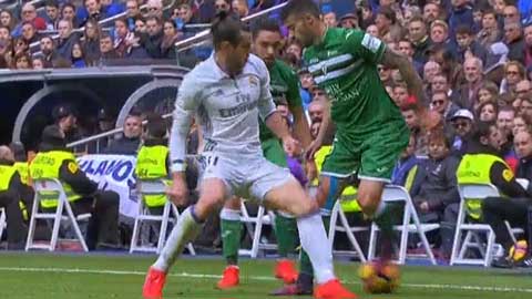 Dùng kỹ thuật lỗi, Bale bị đối phương giễu lại