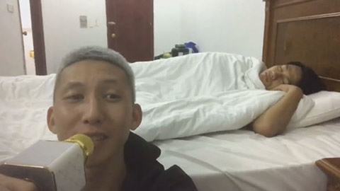 Mạc Hồng Quân ngủ say như chết mặc Xuân Tú khoe giọng hát chất lừ