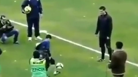 Ronaldo thua cậu bé 10 tuổi ở trò chơi tâng bóng