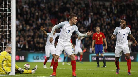 Jamie Vardy ăn mừng bất động như tượng sáp