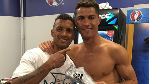 Tiết lộ khoảnh khắc xúc động của Ronaldo trong phòng thay đồ sau khi vô địch EURO