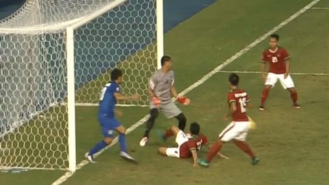 Teerasil Dangda  đệm bóng dội xà khi cách khung thành Indonesia nửa mét
