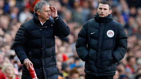 Mourinho không thể tin nổi khi trọng tài từ chối cho M.U hưởng pen