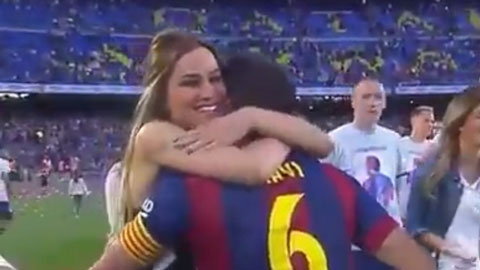 Xavi liên tục được các bóng hồng ôm hôn