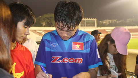 Fan lại vây Xuân Trường và đồng đội