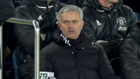 Mourinho hậm hực không nói nên lời khi Fellaini trở thành tội đồ