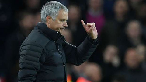 HLV Mourinho nhanh nhảu tránh va chạm với trọng tài biên