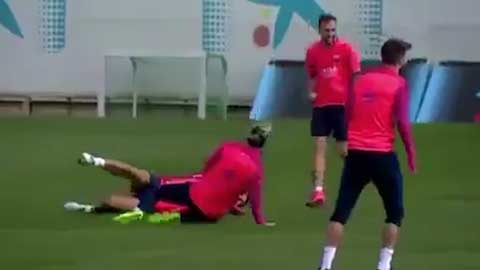Messi, Neymar thi nhau xoạc bóng trong buổi tập