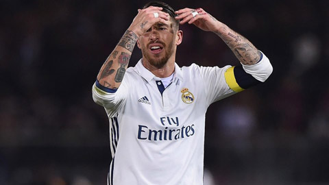 Ronaldo và Ramos cười với nhau khi trọng tài không phạt Ramos thẻ vàng thứ 2