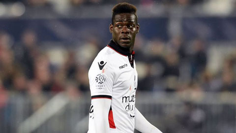 Mario Balotelli nhận thẻ đỏ vì bỏ bóng đá người