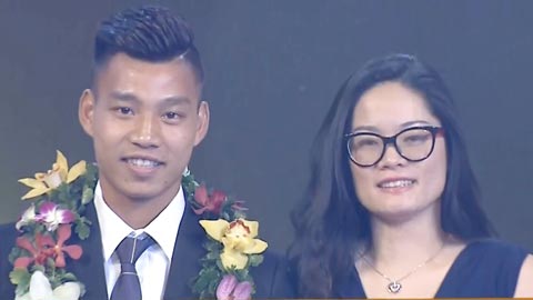 Văn Thanh giành giải cầu thủ trẻ nam xuất sắc nhất 2016