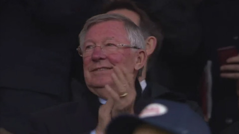 Sir Alex và Sir Bobby nở nụ cười mãn nguyện khi Rooney ghi bàn