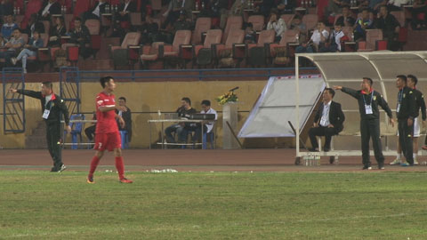 HLV và trợ lý Hà Nội FC chỉ đạo giống hệt nhau trên sân