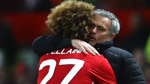 Fellaini ôm chặt Mourinho sau khi ghi bàn cho M.U