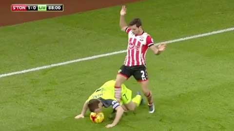 James Milner dùng mặt giữ bóng trận gặp Southampton