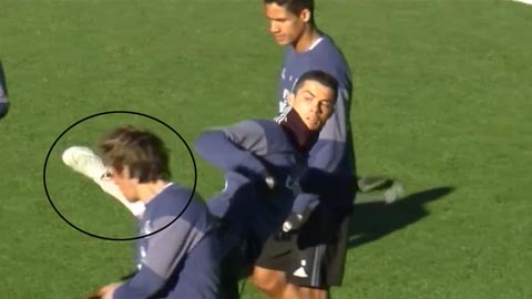 Ronaldo kung-fu với Coentrao trên sân tập