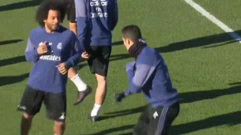 Ronaldo và Marcelo đấu võ trên sân tập