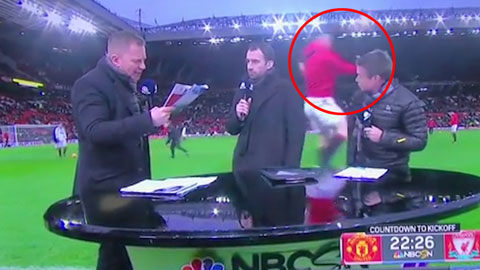 Rooney bay người đánh đầu cứu bóng khỏi bay vào đầu BLV đang trực tiếp