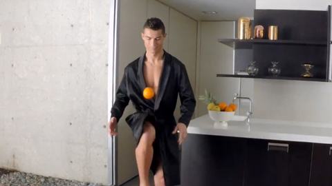 Những video độc, dị nhất tuần qua: Ronaldo mặc đồ ngủ tâng cam