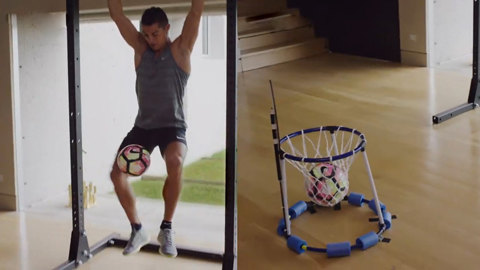 Ronaldo vừa tập xà đơn vừa đưa bóng vào rổ