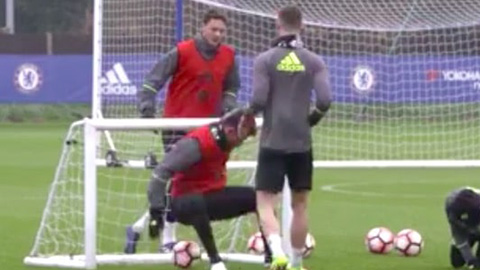 Diego Costa ghi bàn bằng… vùng xương cụt 