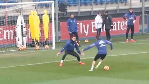 Ronaldo biến thủ môn trẻ của Real thành gã hề