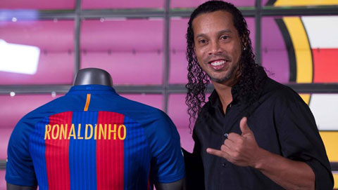 Ronaldinho rạng rỡ trong ngày trở lại Barca ký hợp đồng