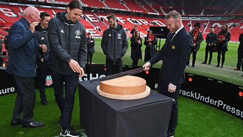 Mourinho thích thú xem Rooney và Ibra vất vả cắt pho mát khổng lồ