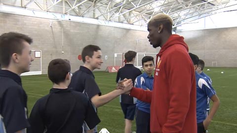 Pogba hướng dẫn các cầu thủ nhí cách đá trúng hồng tâm 