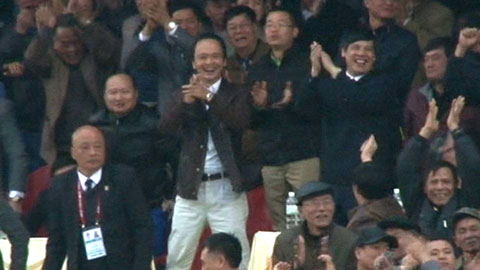 Khoảnh khắc bầu Quyết và HLV trưởng FLC Thanh Hóa ăn mừng bàn thắng vàng của Văn Bình