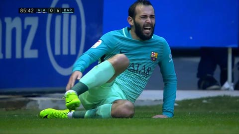 Aleix Vidal dính chấn thương gãy chân kinh hoàng