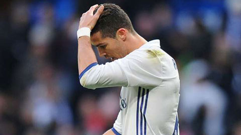 CĐV Osasuna đồng loạt giơ ngón tay thối chế giễu Ronaldo