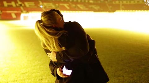 CĐV M.U cầu hôn bạn gái ngay tại Old Trafford