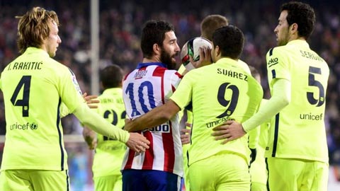 Atletico Madrid vs Barca: Va chạm, thẻ đỏ và tranh cãi nảy lửa