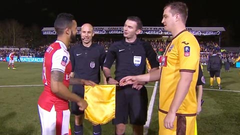 Walcott đỏ mặt khi không có cờ trao đổi với đội trưởng Sutton