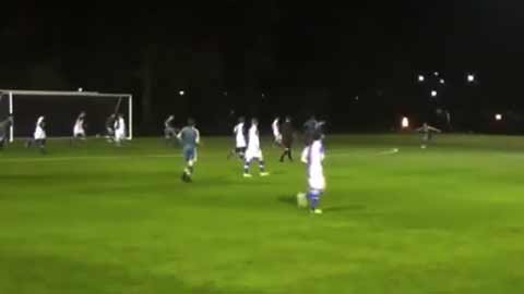 Cầu thủ U15 của Wigan ghi bàn bằng cú rabona từ ngoài vòng cấm