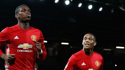 Pogba thất vọng vì Martial giành sút bóng