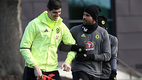 Courtois xử lý bóng khiến Costa lác mắt