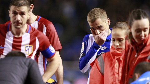 Các cầu thủ Atletico và Deportivo bật khóc khi Torres bất tỉnh
