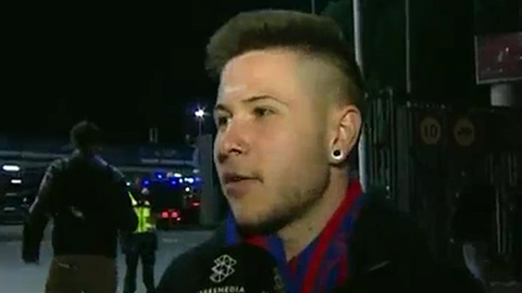 Cổ động viên này vừa rời khỏi sân, Barca lập tức ghi bàn 