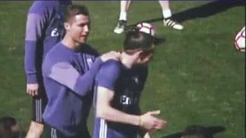 Ronaldo bóp cổ Bale, ghẹo tai Carvajal trên sân tập