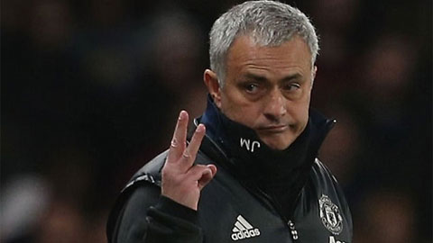 Vì sao Mourinho giơ 3 ngón tay khiến CĐV Chelsea im miệng